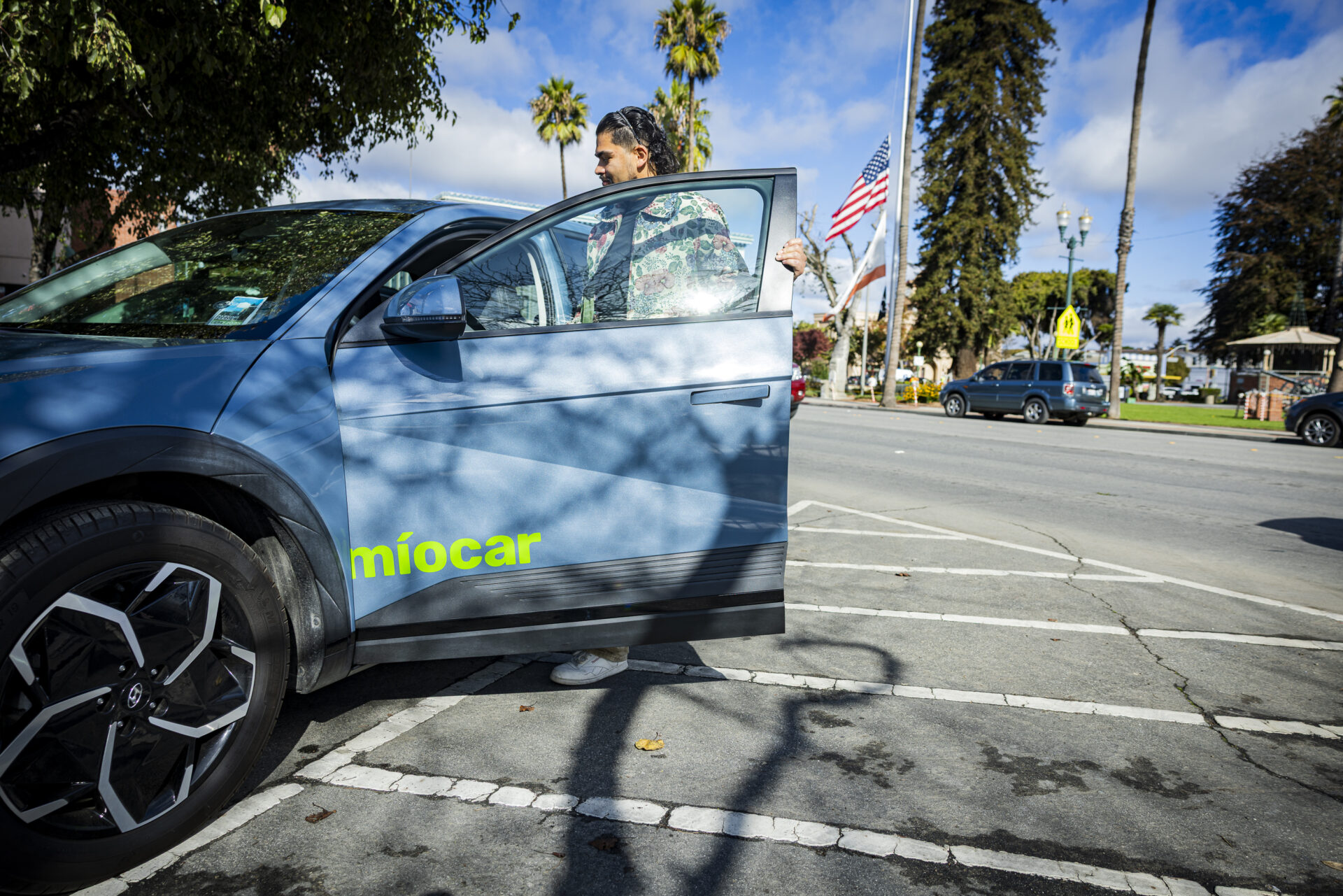 Person using Miocar EV car share services